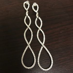 Diamond and white gold dangle earrings